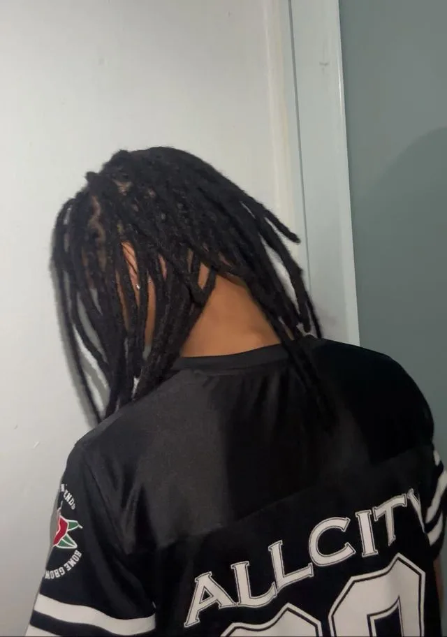 Locs largos vistos desde atrás