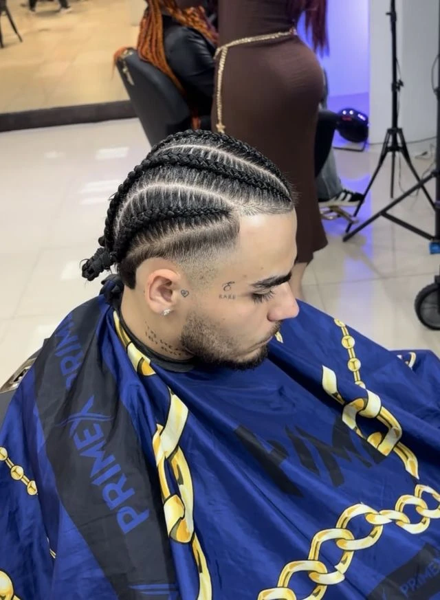 Trenzas pegadas con taper y barba